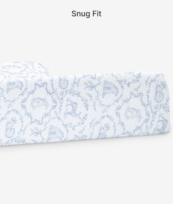 Fitted sheet with blue paisley pattern on a white background